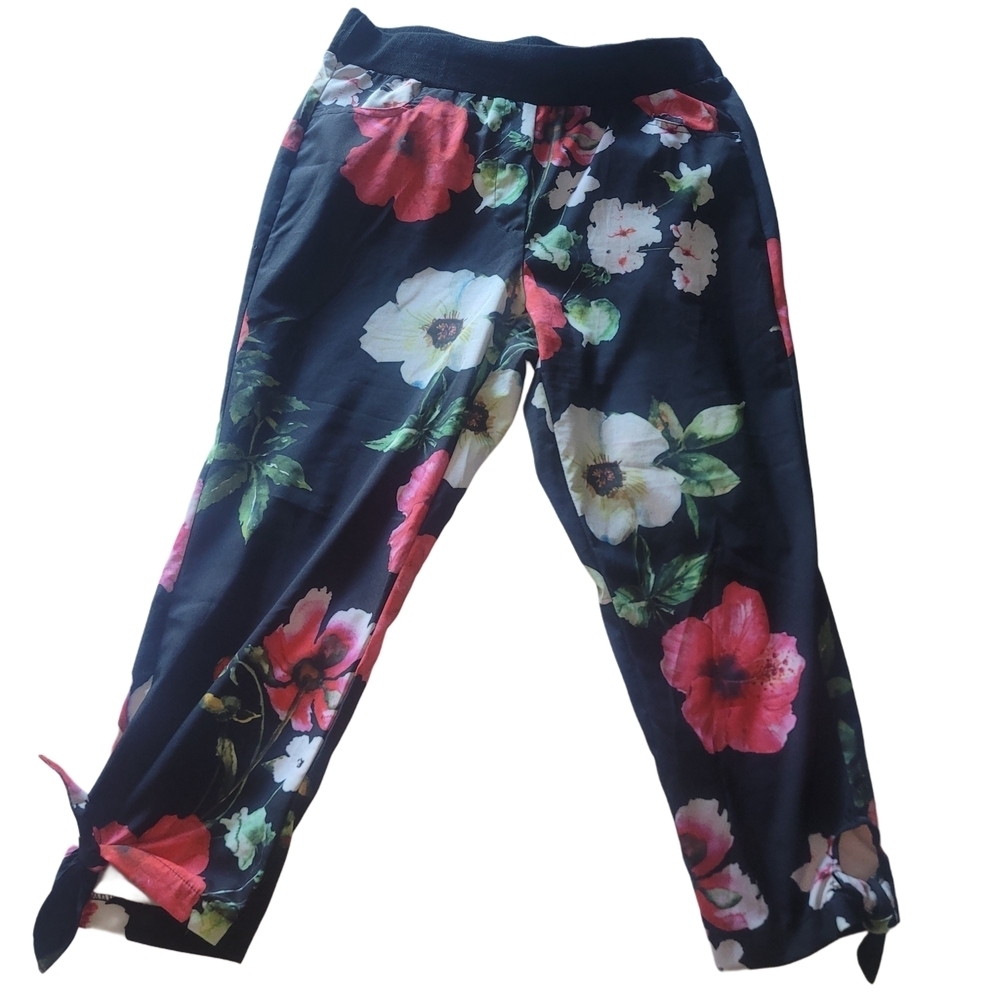 Le Grenier Black Floral Print Capris Pants